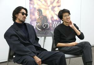 映画「火の華」の小島央大監督(右)と主演の山本一賢さん=長岡市千歳1