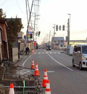 地震で傾き、バスと接触する恐れのあった信号機。撤去されるまでバスは迂回して運行した=2024年1月2日、新潟市西区(新潟交通提供)
