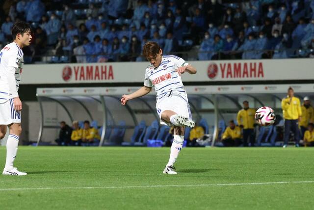 磐田-新潟 後半、MF秋山裕紀(6)がフリーキックを放つもポストに弾かれる=ヤマハ(写真映像部・永井隆司)