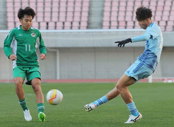 新潟医療福祉大-大阪体育大 前半、シュートを放つ新潟医療福祉大の立川遼翔(右)=ビッグスワン