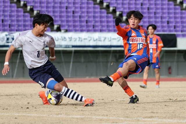 米子北高－アルビレックス新潟Ｕ－１８　前半、攻め込む新潟Ｕ－１８のＦＷ小林椋人＝広島市