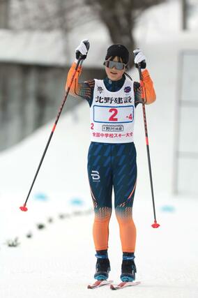 女子４×３キロリレー　ゴールし笑顔を見せるアンカーの柳里緒菜＝６日、長野県の野沢温泉南原クロスカントリーコース