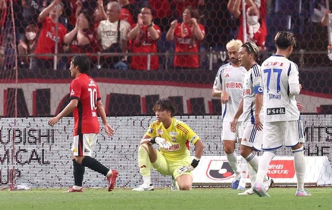 前半、先制ゴールを許し肩を落とす新潟のＧＫ田代琉我ら＝埼スタ