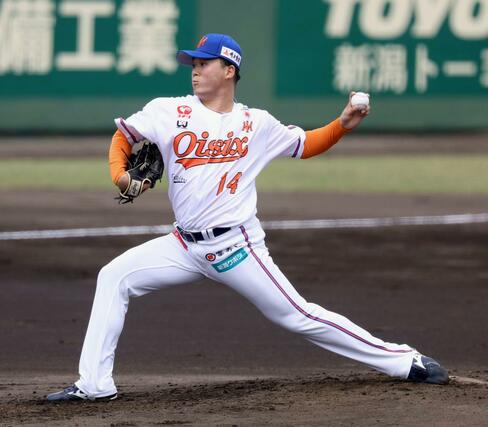 力投するオイシックスの先発・髙田琢登＝長岡市悠久山