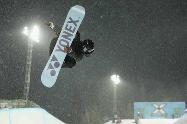 スノーボード女子ハーフパイプで２位の工藤璃星＝アスペン（ゲッティ＝共同）