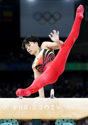 男子個人総合決勝　岡慎之助のあん馬＝パリ（共同）