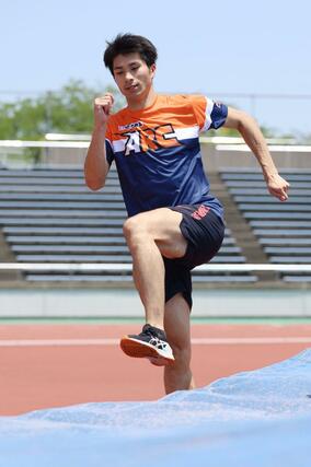 練習で踏み切りを確認する男子走り高跳びの長谷川直人＝新潟市陸上競技場