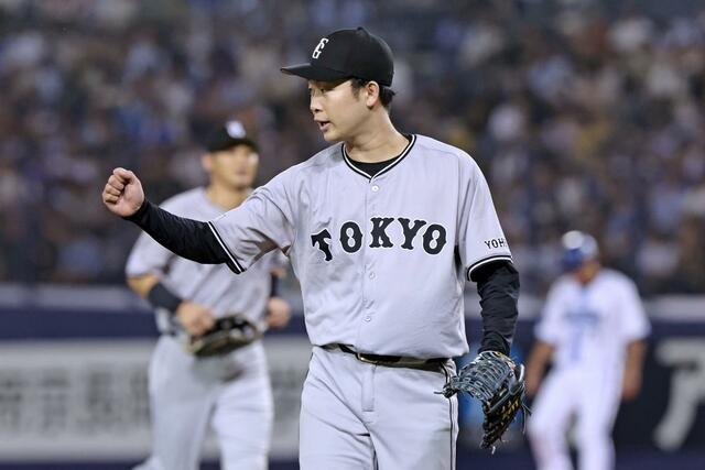 ＤｅＮＡ－巨人　８回を投げ終え、チームメートにグータッチを求める巨人の先発山﨑伊織＝エコスタ