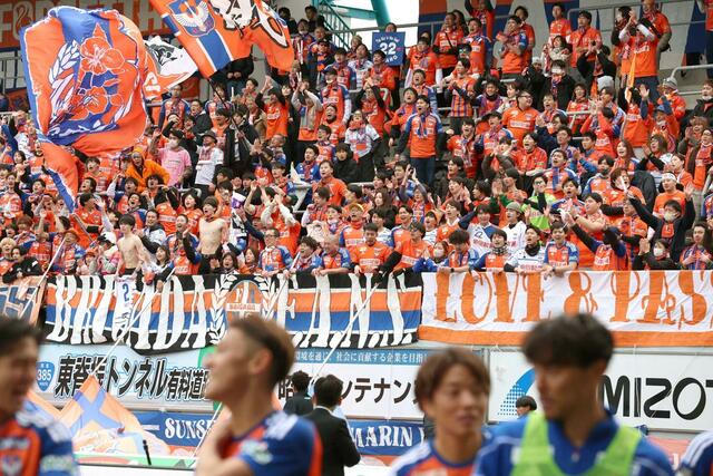 逆転勝ちで開幕戦を飾った選手に大きな声援を送るサポーター＝駅スタ