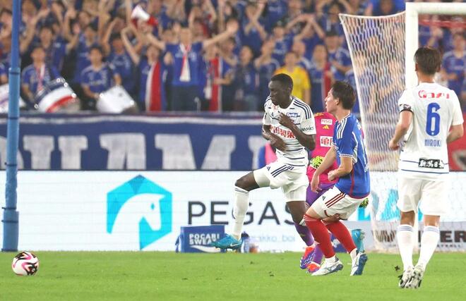 後半、ＤＦトーマス・デンがクリア＝日産スタジアム