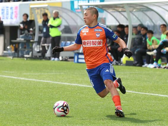 鳥栖－新潟　前半、攻めるＦＷ小見洋太＝駅スタ