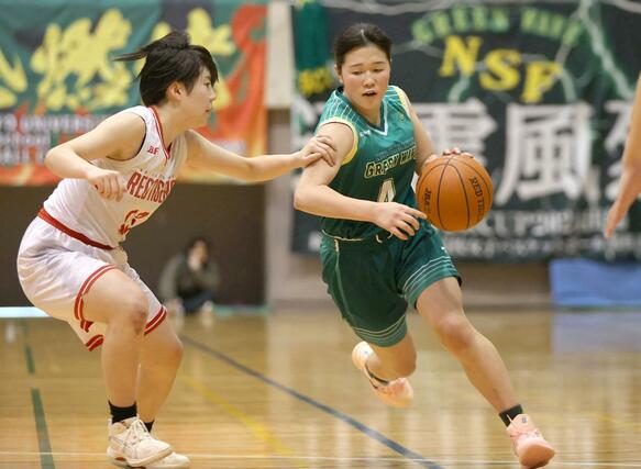 女子決勝　開志国際－新潟産大付　２連覇を果たした新潟産大付の主将、泉水葵衣（右）＝２５日、新潟市の鳥屋野総合体育館