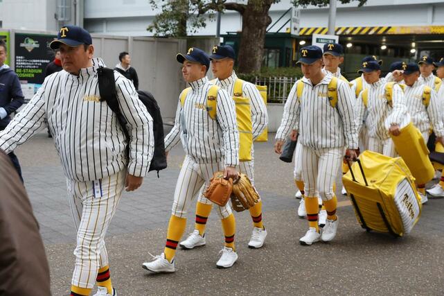 東北（宮城）との初戦を前に、甲子園入りする帝京長岡の選手ら＝２３日、阪神甲子園球場