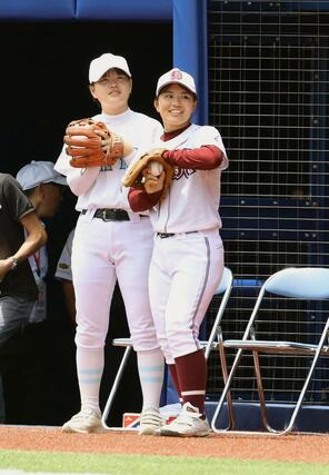 始球式に臨む長谷川晴菜さん（柏崎・右）と捕手を務めた田中空さん（長岡大手） ＝エコスタ