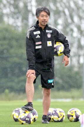 練習を見守る本間勲コーチ=6月24日、聖籠町