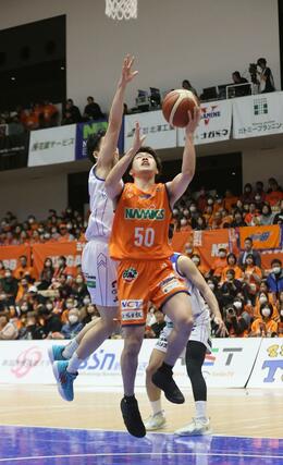 新潟－立川　第４クオーター、シュートを狙う長尾光輝＝アオーレ長岡