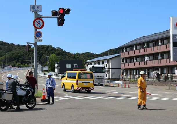 国道8号線の通行止めに伴い交通制限がされている国府交差点=3日、上越市国府3