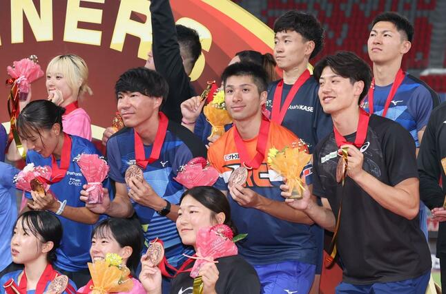 男子走り高跳び決勝 3位の長谷川直人(サトウ食品新潟アルビレックスRC・中央列左から3人目)。銅メダルをに手メダリストセレモニーに臨む=14日、名古屋市のパロマ瑞穂スタジアム