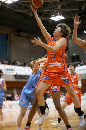 第１クオーター、シュートを狙う金沢みどり＝８日、白根カルチャーセンター