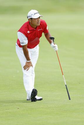 男子　最終ラウンド、１４番でショットの行方を見る松山英樹＝パリ郊外（共同）