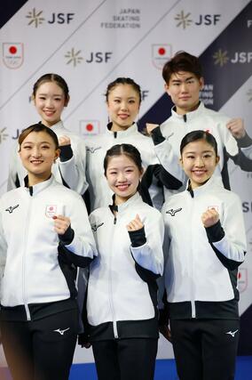 フィギュアスケート　全日本選手権　ミラノ五輪代表に決まった選手たち。前列中央が中井亜美＝２１日、国立代々木競技場