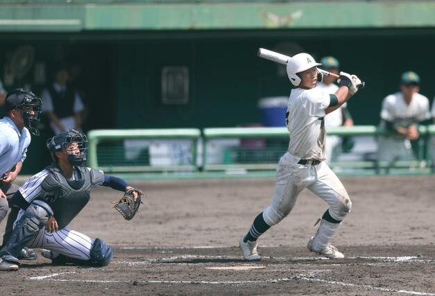 新発田農－帝京長岡　０－３で迎えた四回表２死二、三塁、新発田農の近藤竜翔が適時二塁打を放つ＝長岡市悠久山