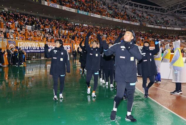 セレモニーを終え、場内を１周する新潟の選手＝ビッグスワン