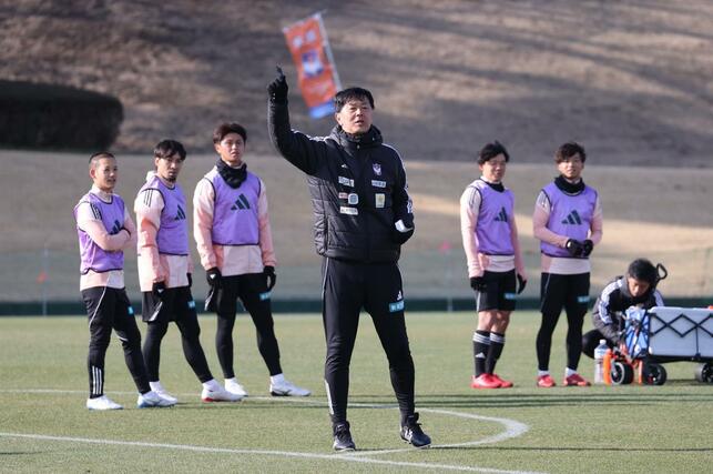 指示を出す船越優蔵監督＝宮崎県都城市