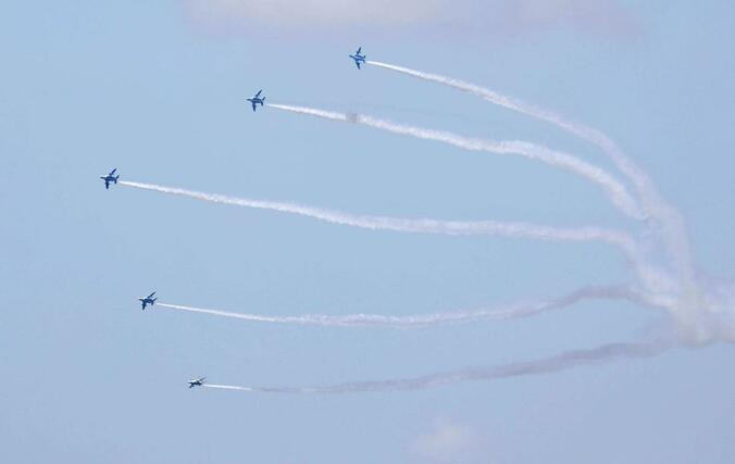 中越大震災復興記念祭に合わせて行われた、航空自衛隊によるブルーインパルス展示飛行＝２０２６年４月１９日、小千谷市の信濃川上空
