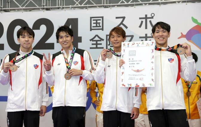 競泳・成年男子２００メートルリレー　３位で表彰台に立ち、笑顔を見せる新潟チーム＝佐賀市