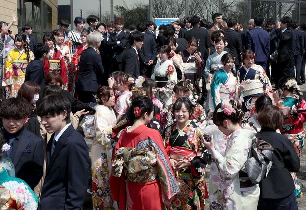 色とりどりの振り袖を着て再会を喜ぶ参加者＝上越市下門前