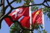 　香港の旗（左）と中国国旗＝２０２４年１０月、香港