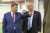 北京の中南海でトランプ米大統領(右)を案内する中国の習近平国家主席=15日(ゲッティ=共同)