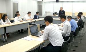 相川周遊乗り合いタクシーの運行案を承認した市地域公共交通活性化協議会＝佐渡市役所