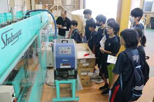 JAえちご中越の大島選果場を見学する大島中の生徒=三条市代官島