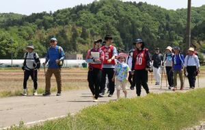 快晴の田園風景を楽しみながら、中通地区の魅力を探った田園ウォーク=柏崎市矢田