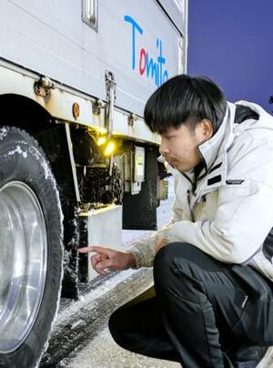 　「富田運輸」でトラックドライバーとして働くタイ国籍の男性（富田運輸提供）