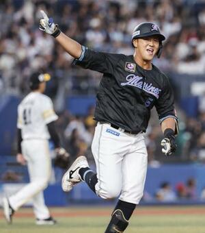 　２回、ソフトバンク・前田悠（奥）から先制の３ランを放ったロッテ・山口＝ＺＯＺＯマリン