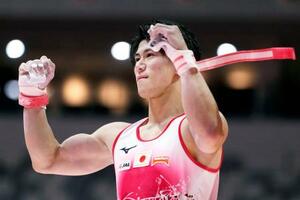 男子予選 つり輪の演技を終えガッツポーズする橋本大輝=ジャカルタ(共同)
