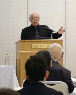 喜楽会のセミナーで基調講演をした地濃茂雄・新潟工科大名誉教授=新潟市中央区