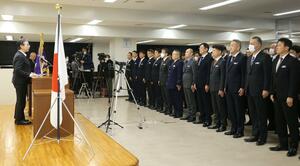職員を前に年頭訓示をする滝澤依子本部長=1月7日、新潟県警本部