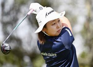 第1日、4番でティーショットを放つ小滝水音。6アンダーで首位=新南愛知CC