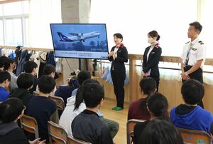 トキエアの社員が仕事内容や働きがいを児童たちに語った授業＝新潟市中央区幸西４