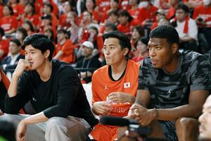 ベンチから試合を見守る富樫勇樹(中央)。八村塁(右)、渡辺雄太(左)らと力を合わせ、8強を目指す=7月7日、有明アリーナ
