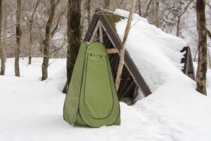 どんぐりの森キャンプ場に設置された目隠し用テント。普段は折りたたまれた状態であずまやに置いてある=阿賀野市の五頭山麓