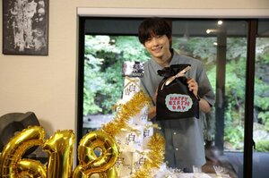 『告白-25年目の秘密-』サプライズバースデーに笑顔を見せるSixTONES・松村北斗(C)日本テレビ