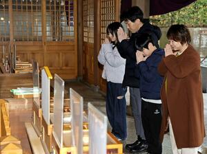 2024年を振り返り、良い1年が迎えられるよう祈る参拝客=31日、新潟市西区の坂井神社