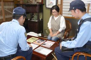 国際電話を悪用した特殊詐欺被害防止へ、警察官が家庭訪問した=14日、新潟市江南区茅野山2