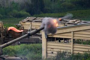 　９日、イスラエル北部からレバノン南部へ向けて攻撃を行うイスラエル軍（ＡＰ＝共同）