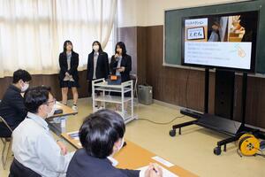 インターンシップを受け入れた事業者の前で、活動成果を発表する高校生＝佐渡市栗野江